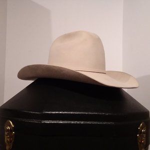 Rodeo King 7X Beaver Cowboy Hat and Case. Size 7-1/8 ($296.00 in stores)